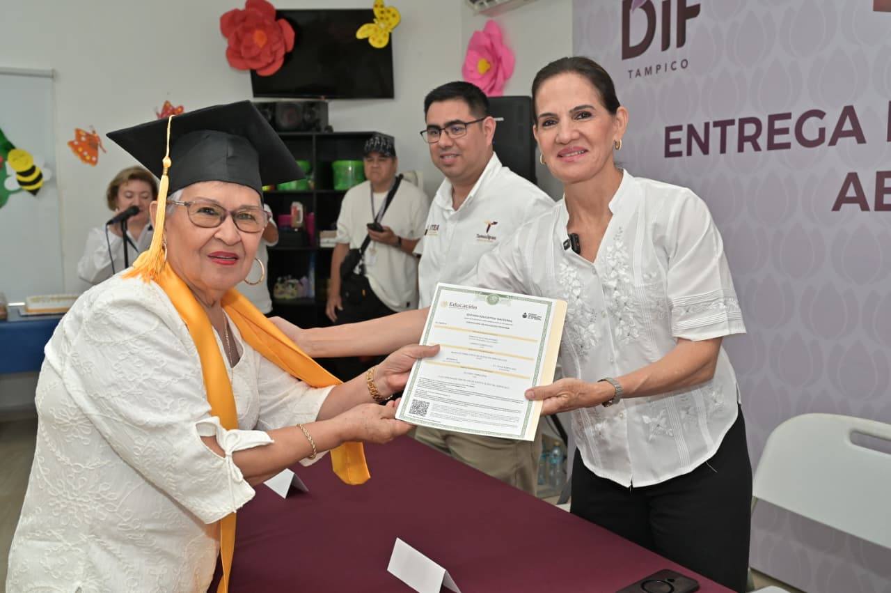 *Con voluntad no hay límites: Se graduan 11 adultos mayores de la Estancia «Frente Democrático» del DIF Tampico*