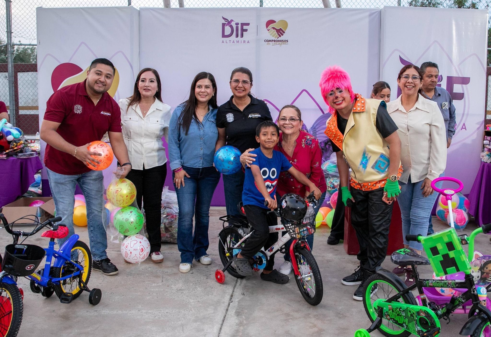 Lleva DIF Altamira celebración a niños del fraccionamiento Los Mangos