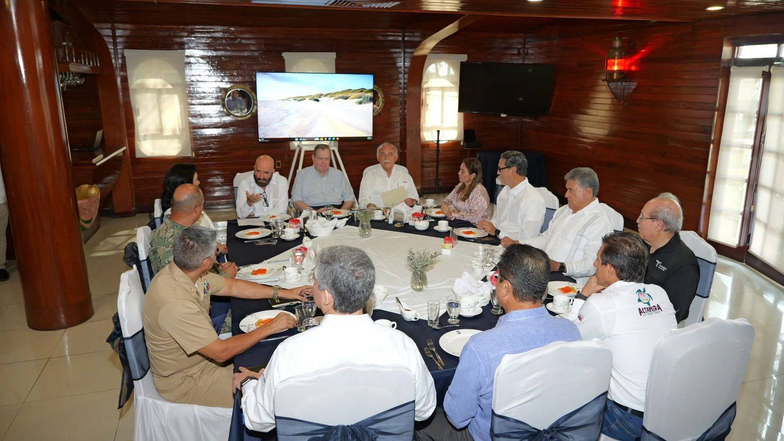 Conjunta esfuerzos Armando Martínez en favor del aprovechamiento del agua