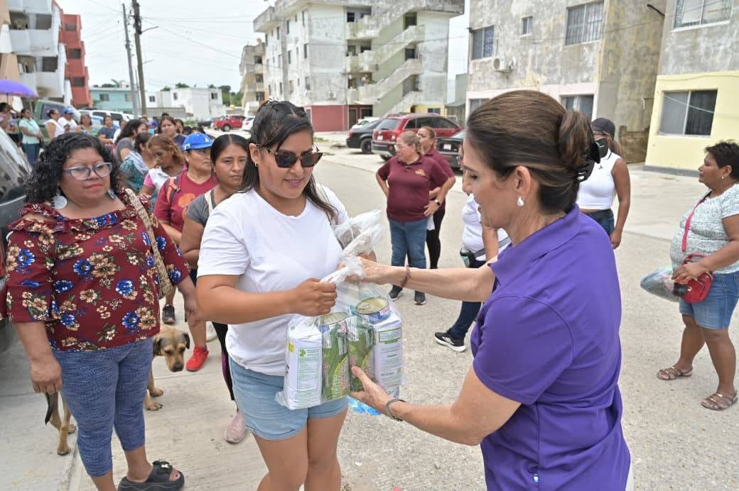 Atiende DIF Tampico con paquetes alimentarios a familias de la colonia Luis Donaldo Colosio